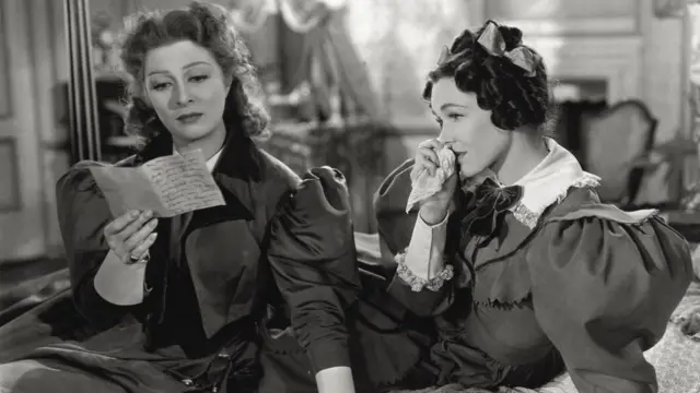 La actriz británica Greer Garson (izquierda) leyendo una carta a Maureen O'Sullivan como su hermana Jane Bennet, que se conmueve, en 'Orgullo y prejuicio', basada en la novela de Jane Austen. 1940
