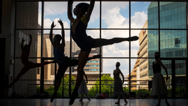 Su ma gwanayen rawa a Afirka ta Kudu, sun koma atisaye ranar Alhamis a yayin da kamfanin Joburg Ballet ke shirin komawa bakin aiki a makon gobe bayan dogon hutun da ya dauka sakamakon annobar Covid-19.