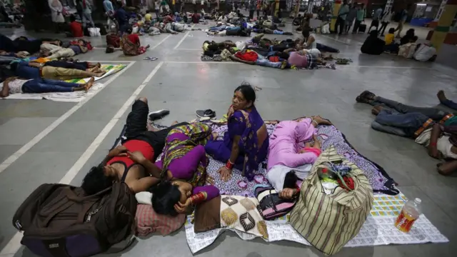 রেল স্টেশনে আটকে পড়া যাত্রীরা