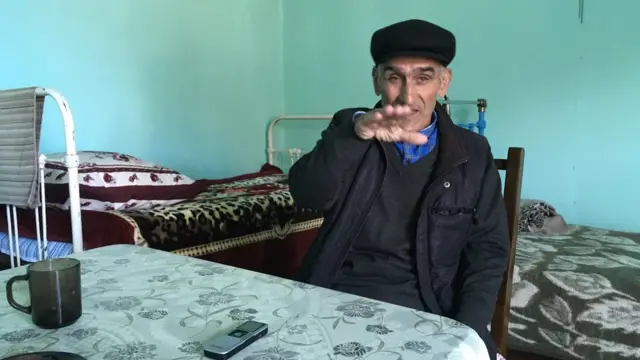 Qarabağ müharibəsində ev-eşiyindən didərgin düşmüş məcburi köçkünlərin bəziləri hələ də atılmış zavodlarda, mədəniyyət evlərində, hamamlarda yaşayırlar.