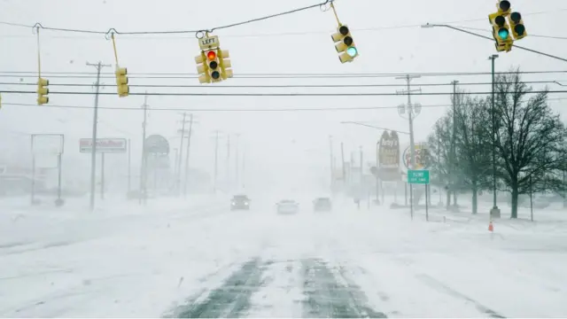 क्रिसमस के बीच अमेरिका में 'बर्फ़ीला तूफ़ान' लोगों के लिए आफ़त