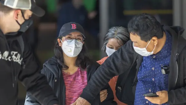 Awọn arinrin ajo ni papakọ ofurufu