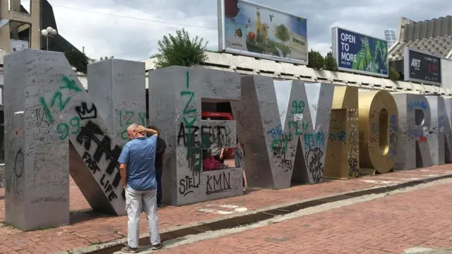 بنای یادبود "نوزاد" در پریشتینا به یاد استقلال این کشور ساخته شده است