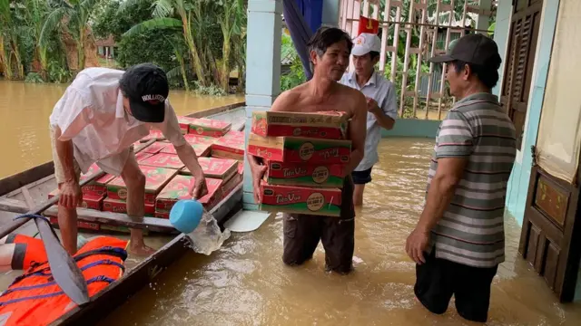 Philippe Nguyễn Bá Thông cùng người dân tiếp tế mì gói cho những gia đình bị cô lập trong tuần qua ở Quảng Trị.