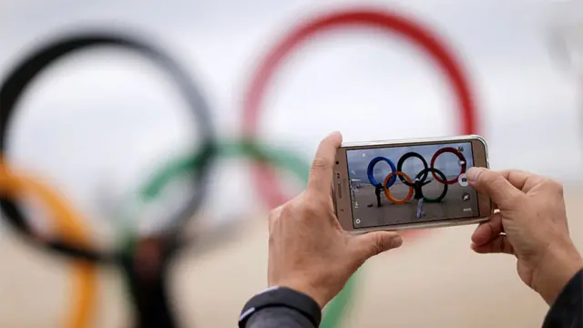 Pessoa tira fotocomo apostarcomo apostar em placar de futebolplacar de futebolarcos olímpicos com smartphone