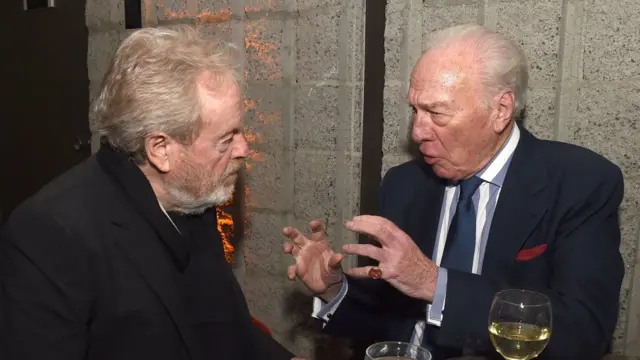 Christopher Plummer (der.) hablando con el director Ridley Scott