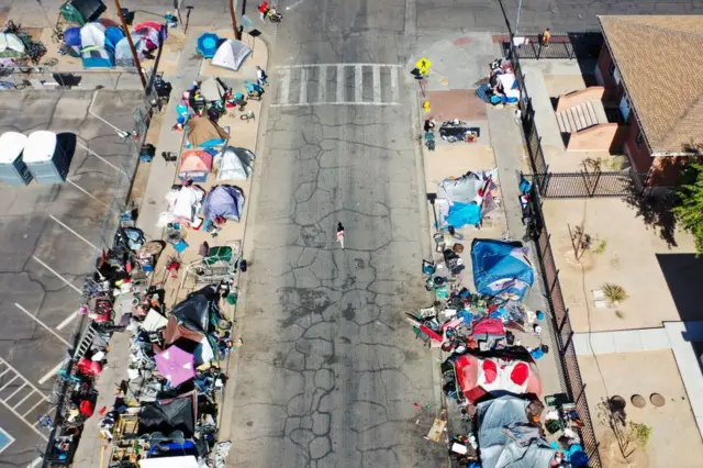 Vista aérea de un campamento de gente sin hogar bajo el sol en Phoenix, Arizona, en julio de 2022.