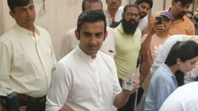 ఓటు వేసిన గౌతమ్ గంభీర్