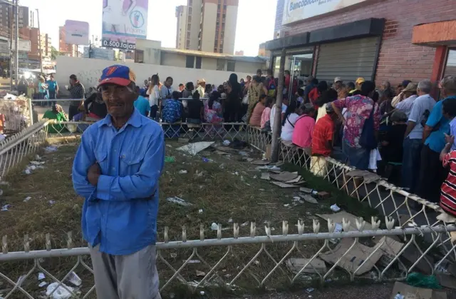 Pensionados hacen cola para obtener efectivo. (Foto: Gustavo Ocando Alex)