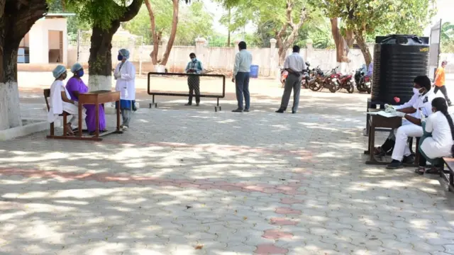 கொரோனா வைரஸ்: சிகிச்சைக்காக இடம்கொடுத்து உதவும் தன்னார்வலர்கள்