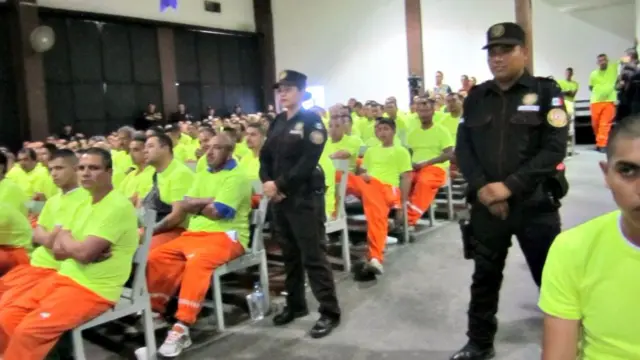 Los presos aprenden la técnica de meditación en cuatro sesiones.