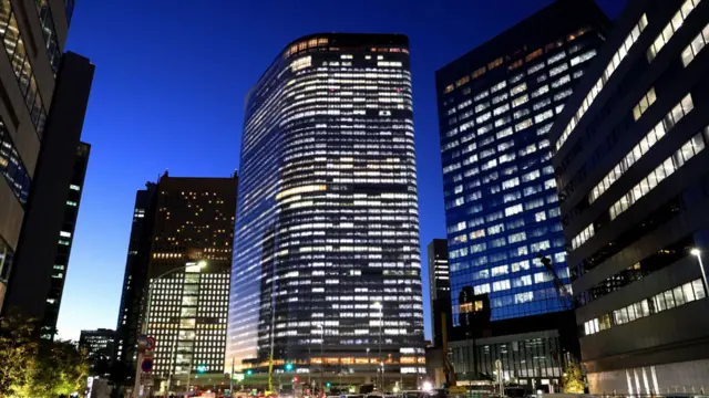 Sede de Dentsu en Tokio iluminada durante la noche