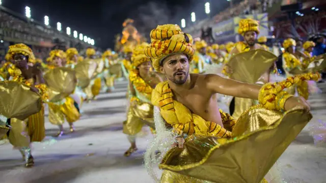 图为来自帕赖索图伊蒂森巴舞学校的表演者