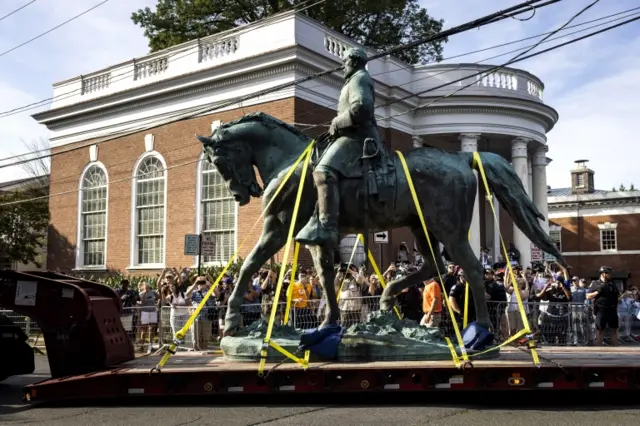 Памятник генералу Ли везут по улице Шарлотсвилла