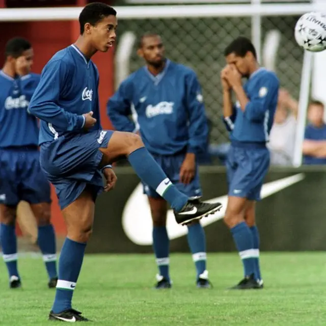 Ronaldinho en un entrenamiento con Brasil