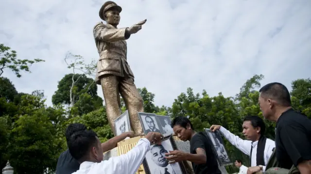 Tượng Tướng Aung San