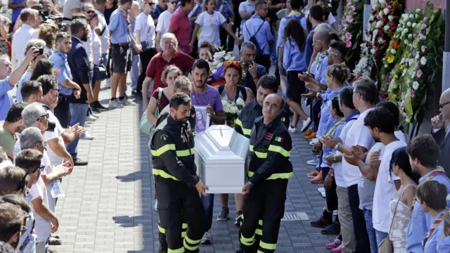 Bomberos llevan el féretro de Giulia Rinaldo