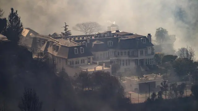 బెయిల్ ఎయిర్‌లో ఒక భవనం చట్టూ కమ్ముకున్న పొగ