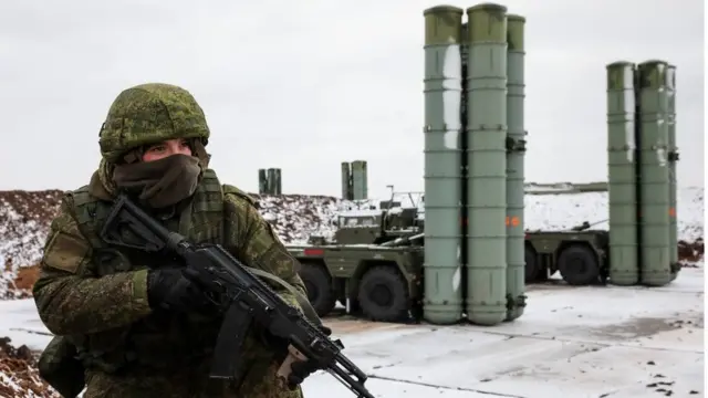 Російський солдат на тлі ракет