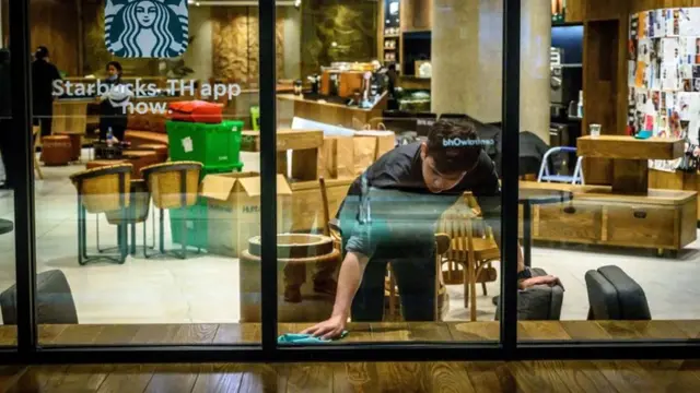 พนักงานร้านกาแฟทำความสะอาดร้าน