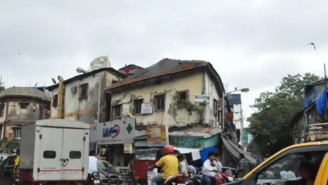 ਮੁੰਬਈ ਵਿੱਚ ਸੈਕਸ ਵਰਕਰਾਂ ਦੇ ਖੇਤਰ ਵਿੱਚ ਇੱਕ ਇਮਾਰਤ