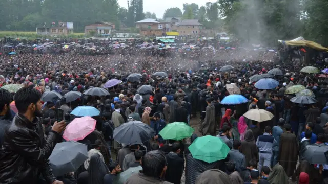 নিহত জঙ্গী নেতা জাকির মুসার জানাজায় কাশ্মীরে মানুষের ঢল