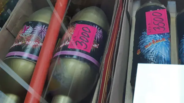 Көчө аралап шаар тургундарынан салют аттыруу жөнүндө сурамжыладым. Сүйлөшүп алгандай, сурамжылоого катышкандардын баары салюттун кереги жок дешти.