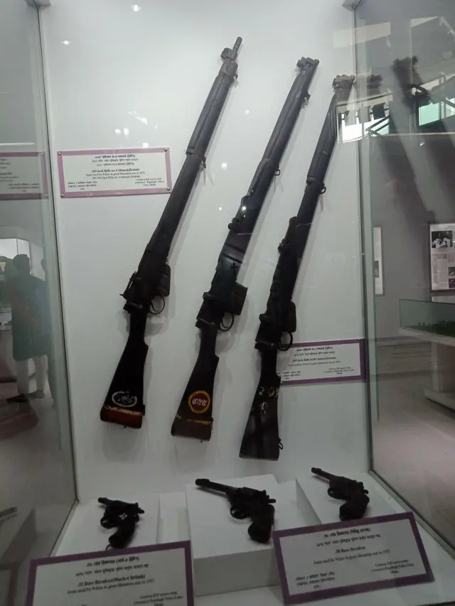 এই অস্ত্র গুলো ব্যবহার করেছিল পুলিশ