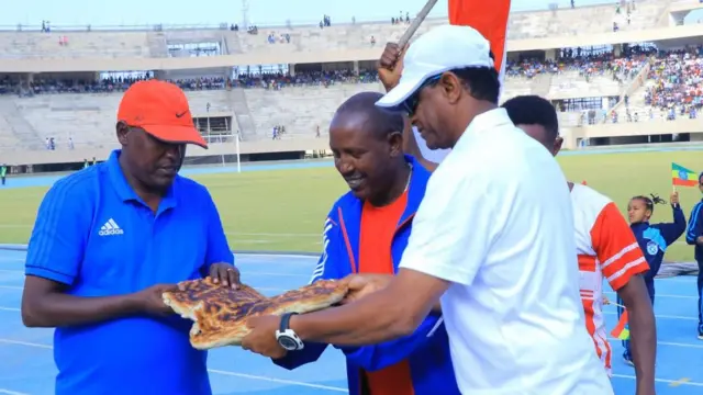 ኣሰልጣኒ ገብረመድህን ሃይለ (ፀጋም) ምስ ኣሰልጣኒ ዮሃንስ ሳህለ (የማን)