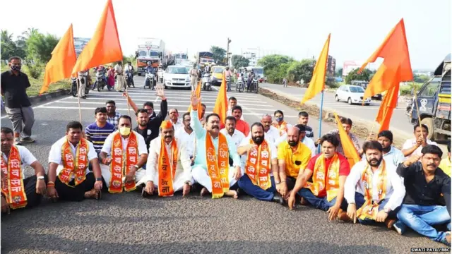 कोल्हापूरमध्ये शिवसेना कार्यकर्त्यंनी केला रास्ता रोको