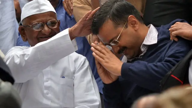 કેજરીવાલ અન્ના હજારે સાથે