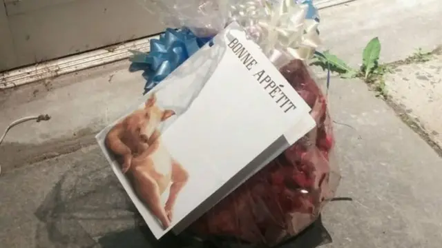 ইসলামিক সেন্টারে আসা উপহার বক্স যেখানে শুকরের মাংস ছিল