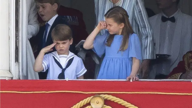 Príncipe George, príncipe Louis e princesa Charlotte na sacada do Horseguards Parade, durante o Trooping the Colour