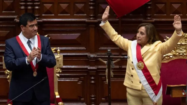 Dina Boluarte assume como presidente do Peru