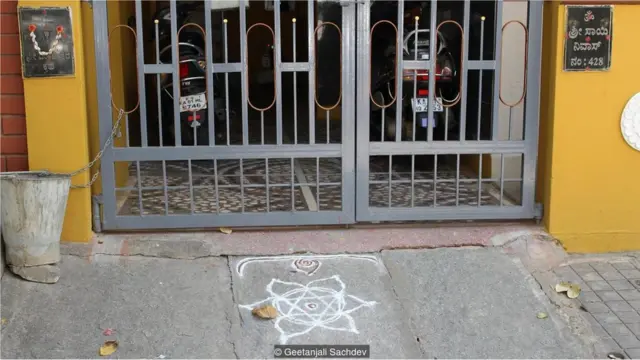 Motif tumbuhan di jalanan India