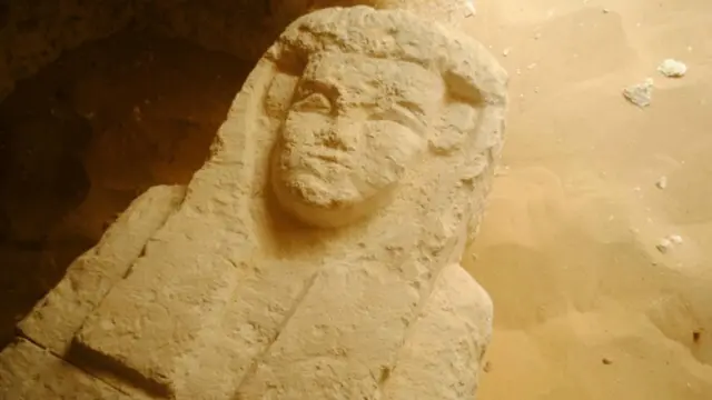 Waxaa halkan ka muuqda taalo dadkii hore ay lahaayeen oo dhulka hoostiisa laga soo qoday dalka Masar.