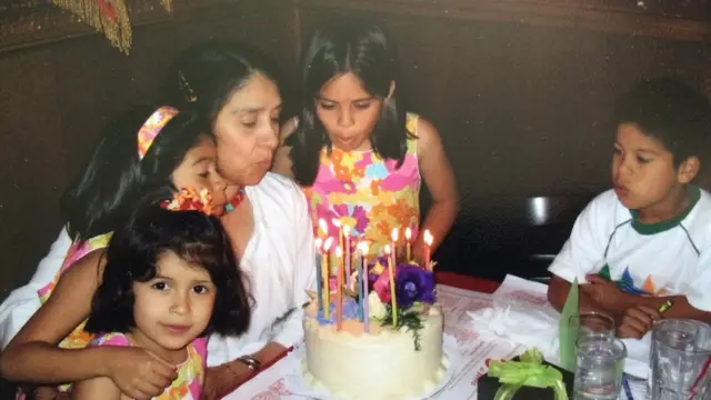 La madre de Ali Guarneros Luna con los hijos de Ali (Foto: Ali Guarneros Luna)