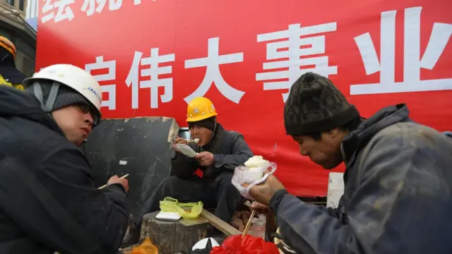 外来务工人员在工地