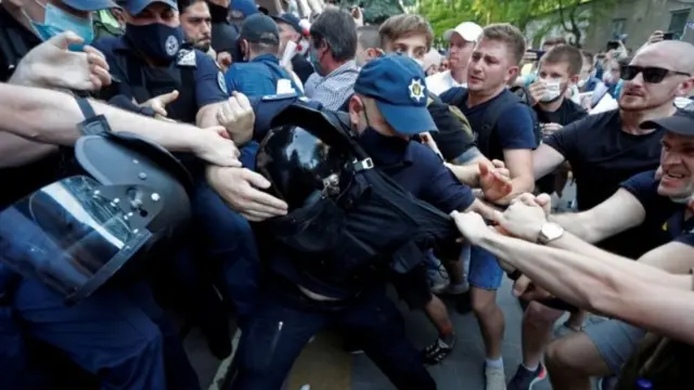 Столкновения около здания суда, который рассматривал дело Стерненко