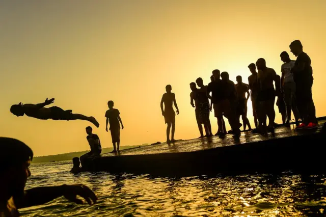 Denize giren insanlar