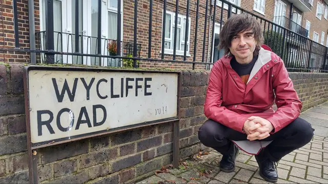 Дэнни Роббинс на улице Уиклиф-роуд во время съемок сериала