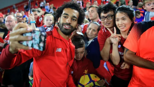 Mohamed SAlah junto a aficionados en el estadio de Anfield