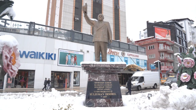 Isparta şehir merkezindeki Süleyman Demirel heykeli