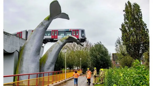 قطار يستقر على منحوتة يطلق عليها اسم "أنقذها ذيل الحوت"