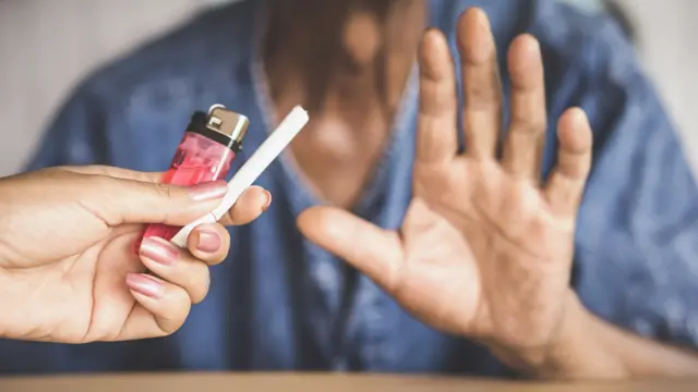 Un hombre rechaza un cigarrillo