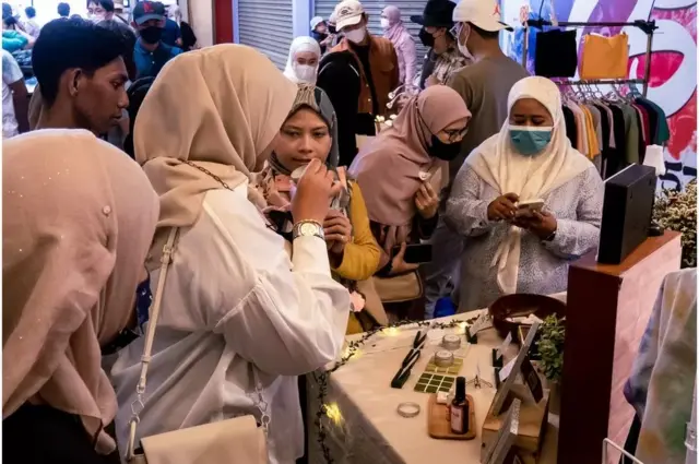 말레이시아 청년들은 여왕의 방문을 기억하지 못한다. 그러나 여왕이 영감을 주는 여성상이라고 말하는 이들도 있다