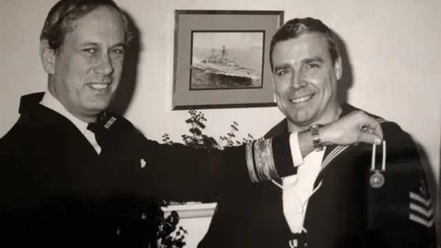 Джо Усалис (справа)