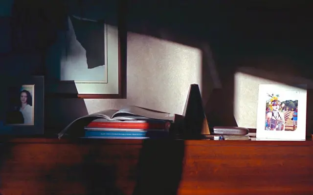 ኣብ ልዕሊ ፕያኖ ዝተቐመጠ መጽሃፍ ብሪቻርድ ደርውነት