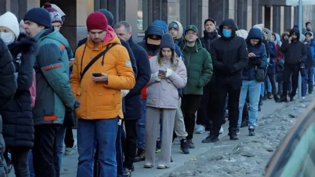 Pessoas fazem fila para usar um caixa eletrônicovaidebet pixbetSão Petersburgo no domingo (27/02)