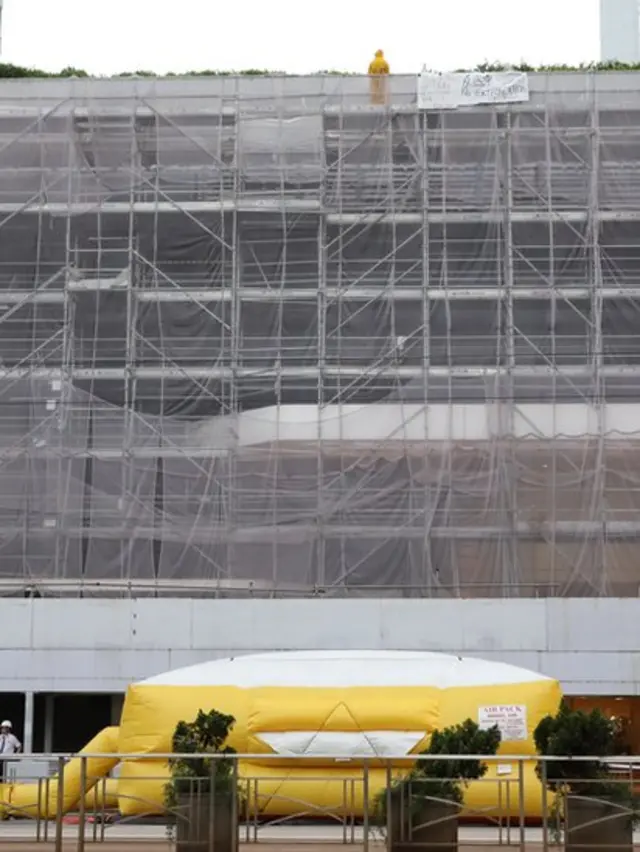 ADMIRALTY, HONG KONG - JUNE 15: A man attempts to jump from Pacific Place, Admiralty, in protest of the extradition bill. His note asks for Chief Executive to step down, the withdrawal of the extradition bill, and the release of students who participated in the protest on June 15, 2019 in Admiralty, Hong Kong. (Photo by K. Y. Cheng/South China Morning Post via Getty Images)